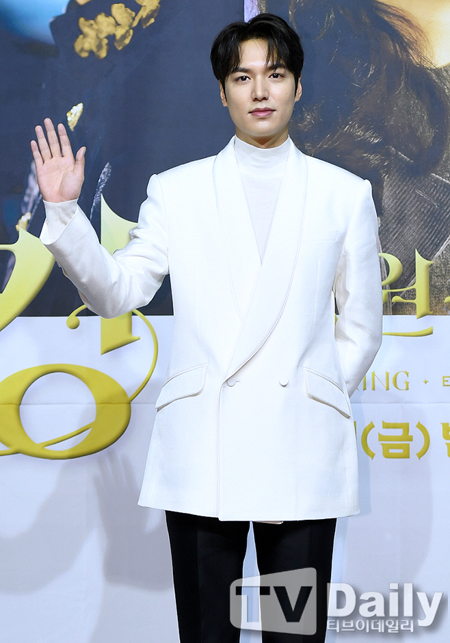 The King: Monarch of Eternity starring Lee Min-ho, his daunting End testimony has been revealed.On the night of the 12th, SBS gilt drama The King: Monarch of Eternity (played by Kim Eun-sook directed by Baek Sang-hoon, hereinafter The King) followed the end procedure after 16 episodes.Lee Min-ho, who killed Lee Lim (Lee Jung-jin) and kept the emperors calling in 26 years, later shared daily life with Tae-eul (Kim Go-eun), who was reunited again with difficulty, and traveled several parallel worlds and shared the happiness of each day.Lee Min-ho later said, So we decide to love the fate of Choices. Today alone, today alone.Forever, finished the play with a happy ending with a narration by Lee Min-ho.Lee Min-ho, who was divided into the emperor of the Korean Empire, proved his upgraded character digestion and internal skills with his elegant visuals and ripe acting skills.The deep-sense fantasy romance, which is different from the previous one, is also owed to his Hot Summer Days.From a straight-line romance that protects your life to a cool charisma as a military commander, to a fantastic uniform and excellent action skills.It is an evaluation that it has attracted the character that can exist in imagination.Above all, Lee Min-ho has been able to bring out a vast story with a more mature acting ability.Not only the delicate eyes that attract attention, but also the thick and clear voice and expressive power put weight on the emperor character.The understated acting, which heavily exaggerates the complex subtle feelings that are inside, also attracted favorable reviews.In addition, Lee Min-hos appealing Hot Summer Days has demonstrated the power to amplify the tension and impression of the drama every moment in every monologue scene that changes the atmosphere of the drama.Lee Min-ho said, This work is the beginning of the 30-year-old actor, and it seems to be Memory as a nourishment time to decorate the next page.Above all, it was good to be able to breathe again in the field for a long time with the artist, the bishop, and the good actors, and it is a work that I worked more deeply on the field than ever before.Lee Min-ho said, I would like to express my deep gratitude to the fans and viewers who have waited for a long time. I hope that you will be healthy and not tired at this time, and I hope you will walk the Choices path nicely.I will also do my best every moment and take a step firmly. His next film, The King: Monarch of Eternity, is expected to prove his melodrama talent capacity once again.