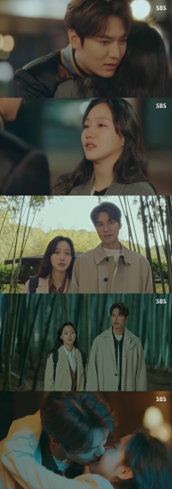 The King Kim Go-eun and Lee Min-ho continued their love by traveling parallel World.Lee Min-ho (played by Lee Min-ho) punished Lee Rim (played by Lee Jung-jin) in the final episode of SBSs Golden Globe Drama The King: The Monarch of Eternity broadcast on the 12th.Lee Gon and Joyung (Woo Do-hwan), who moved to Korean Empire in 1994 to defend the two Worlds, ordered Joyung to prevent the retreat of Irim.Its my last chance to get rid of Irim, but Joyoung said, Im the last chance to protect you. He did not follow the orders of Igon and kept the young Igon all over his body.Irim, who ran away, stood in front of the Tanggan landowner with a full-scale ceremony, but Igon beheaded the sword with a sign.Kim Go-eun, who was at the door of the visual level, shed tears when he learned that Irim was successful when he was shot and disappeared.After Igon kept the two Worlds, the two Worlds flowed similarly differently.In Korean Empire, Buyoung-gun (Jeonmu-song) showed help to Park Sook-jin (Hwang Young-hee) and Kang Hyun-min (Kim Kyung-nam), and Kang Hyun-min could grow up as a Detective.Kim Go-eun, who was caught stealing, also grew up with Gu Seo-ryeong in the arms of his mother, Koo Seo-ryeong (Jung Eun-chae), and became a Detective.On April 25, 2020, Jung Tae-eul, who returned to Korea, was waiting for the opening of the whole universe with Memory of all the moments.Lee Ji-hoon (Lee Min-ho), who looks like Lee, passed by and broke down in tears. Lee was running and running to meet Jung-tae.Igon went to the front of Jung Tae-euls house every time, but only the word Who is it? was returned.Igon, who was waiting in front of his house, thought he would not be a regular, but he knew it was a familiar look., and Igon said, Finally, I see you. When Jung Tae-eul said, Why did you come so late? How long I waited. I waited every day. Lee said, I had to cut back and bring Young-yi back, and I had to find my way again.I was late to open the door of the universe. I thought I could not remember if I found it.I have not said this yet, I love you, I love you so much, he confessed, and said, I love you so much.They went on to love across parallel Worlds, saying, Please dont be tired of my love, so we will love the fate of our choice.Photo = SBS Broadcasting Screen