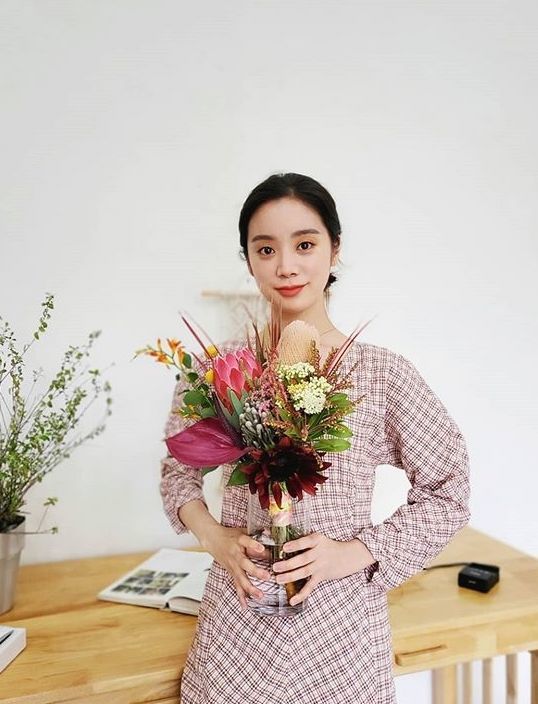 Hyeolim, a member of the group Wonder Girls, has revealed his happy recent situation.Hyeolim posted several photos on his SNS on the 14th with the article Booke.In the open photo, Hyeolim is showing a bouquet made of colorful flowers in a vase.Smiley Hyeolims innocent visuals and bright atmosphere toward the camera captures Eye-catching.Yubin, who encountered the photo, expressed his affection by commenting, You are beautiful. The fans also responded such as Hyeolim more than flowers and It is so beautiful.Meanwhile, Hyeolim and the prospective groom, Extreme Taekwondo player Shin Min-chul, are about to marriage in July.The two are currently releasing their date routines through MBC entertainment Brooked is losing.