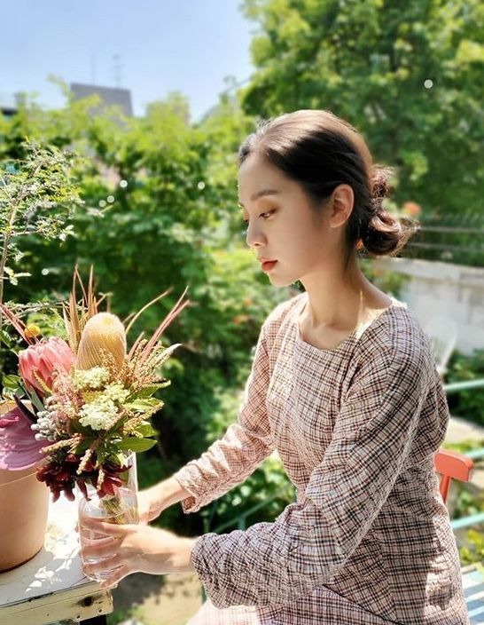 Hyeolim, a member of the group Wonder Girls, has revealed his happy recent situation.Hyeolim posted several photos on his SNS on the 14th with the article Booke.In the open photo, Hyeolim is showing a bouquet made of colorful flowers in a vase.Smiley Hyeolims innocent visuals and bright atmosphere toward the camera captures Eye-catching.Yubin, who encountered the photo, expressed his affection by commenting, You are beautiful. The fans also responded such as Hyeolim more than flowers and It is so beautiful.Meanwhile, Hyeolim and the prospective groom, Extreme Taekwondo player Shin Min-chul, are about to marriage in July.The two are currently releasing their date routines through MBC entertainment Brooked is losing.