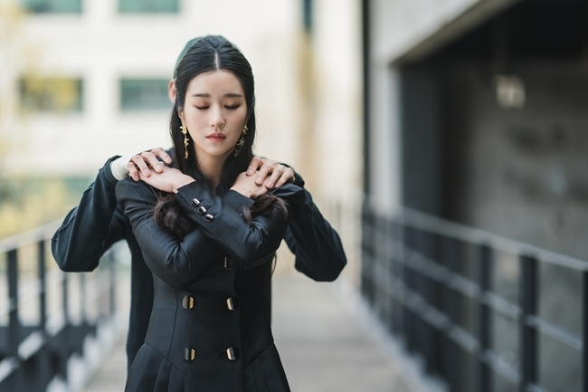 Kim Soo-hyun and Seo Ye-jis breathtaking closeness is raising the index.In TVNs new Saturday drama Psycho is All Right (directed by Park Shin-woo, Cho Yong/Project Studio Dragon/Produced Story TV, Gold Medalist), which will be broadcast on June 20, Kim Soo-hyun (played by Moon Gang-tae) and Seo Ye-ji (played by Ko Mun-young) will make the viewers who are releasing the breath from one second before the breath reaches to Butterfly Hug Yes.Kim Soo-hyun and Seo Ye-ji, who met with Moon Gang-tae, a mental ward guardian who is tired of a tough and hard life in the play, and a fairy tale writer Ko Mun-young, who has a zero empathy ability, are attracting attention with a wonderful visual chemistry as the photos of the scene are peeled off one by one.In the meantime, Kim Soo-hyuns provocative eyes and embarrassed look of Seo Ye-ji, who is close to Kim Soo-hyuns neck, are tense at the same time.In addition, Kim Soo-hyuns hand is crossed with both arms on his shoulder, butterfly hug is a strange atmosphere.Especially, this unique pose has a special meaning for Moon Gang-tae and Ko Mun-young in the drama, and it is interested in the close romance of the two people.Kim Soo-hyun and Seo Ye-jis intense and impressive two-shots are infinitely raising fans expectations and questions about psycho but its okay.From the casting news stage, the desire for the shooter is rising to see what synergy the two people who have raised hot topics will cause.kim myeong-mi