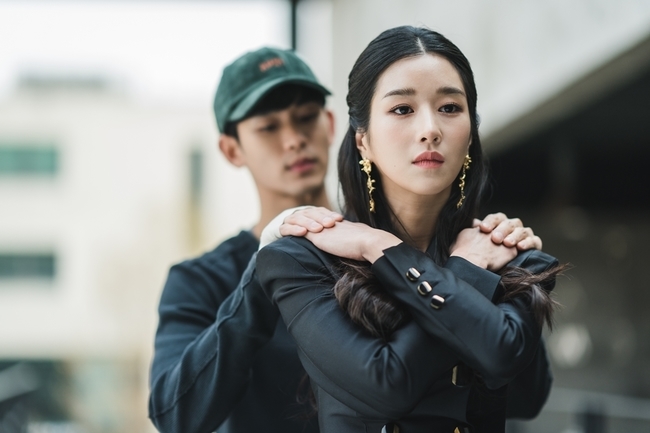 Kim Soo-hyun and Seo Ye-jis breathtaking closeness is raising the index.In TVNs new Saturday drama Psycho is All Right (directed by Park Shin-woo, Cho Yong/Project Studio Dragon/Produced Story TV, Gold Medalist), which will be broadcast on June 20, Kim Soo-hyun (played by Moon Gang-tae) and Seo Ye-ji (played by Ko Mun-young) will make the viewers who are releasing the breath from one second before the breath reaches to Butterfly Hug Yes.Kim Soo-hyun and Seo Ye-ji, who met with Moon Gang-tae, a mental ward guardian who is tired of a tough and hard life in the play, and a fairy tale writer Ko Mun-young, who has a zero empathy ability, are attracting attention with a wonderful visual chemistry as the photos of the scene are peeled off one by one.In the meantime, Kim Soo-hyuns provocative eyes and embarrassed look of Seo Ye-ji, who is close to Kim Soo-hyuns neck, are tense at the same time.In addition, Kim Soo-hyuns hand is crossed with both arms on his shoulder, butterfly hug is a strange atmosphere.Especially, this unique pose has a special meaning for Moon Gang-tae and Ko Mun-young in the drama, and it is interested in the close romance of the two people.Kim Soo-hyun and Seo Ye-jis intense and impressive two-shots are infinitely raising fans expectations and questions about psycho but its okay.From the casting news stage, the desire for the shooter is rising to see what synergy the two people who have raised hot topics will cause.kim myeong-mi