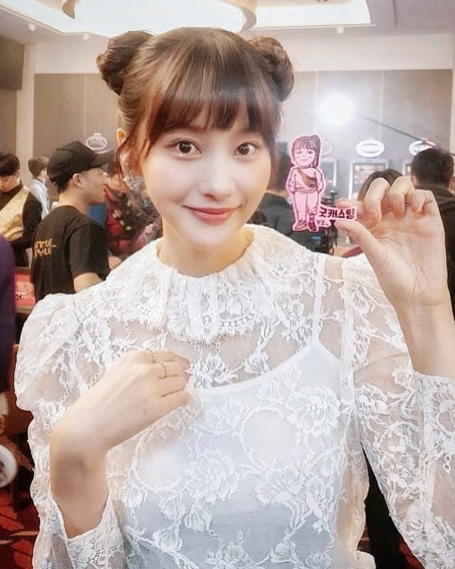 Yoo In-young has a cute charm with dumplings head.Actor Yoo In-young uploaded a picture to his Instagram on June 15 with the phrase What is the operation of today, Mr. Lim Ye-eun?In the photo, Yoo In-young is smiling brightly in a lace costume, which surprised those who still look beautiful.han jung-won