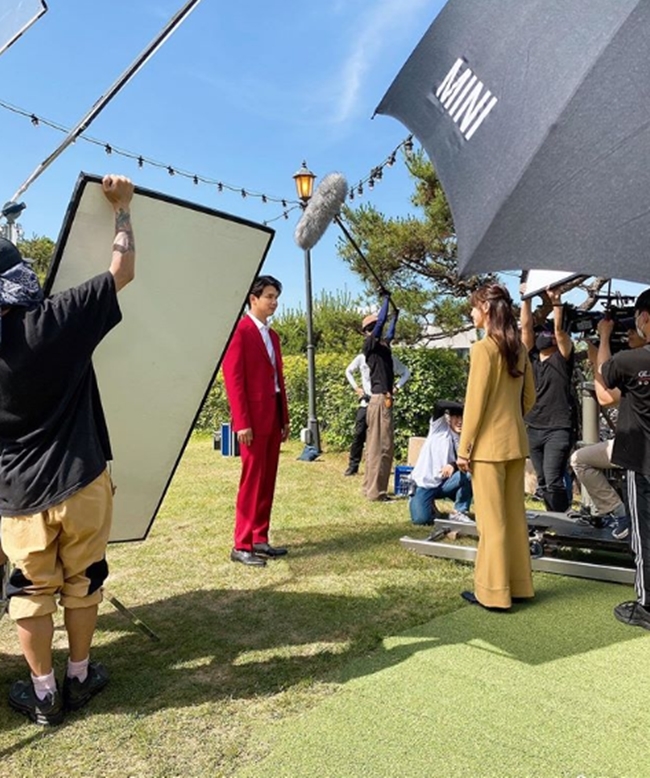 Singer Ryuji mine will make a surprise transformation into an Actor.Ryuji mine wrote in his instagram on June 15, 9:30 tonight. Would you like to have dinner with me? Please watch a lot ~ Oh, shame.Ryuji mine in the photo is facing Seo Ji-hye in an intense red suit, and his tall and small face has attracted attention by completing an amazing ratio.The netizens who saw this responded I will use it and I am already looking forward to it.seo ji-hyun