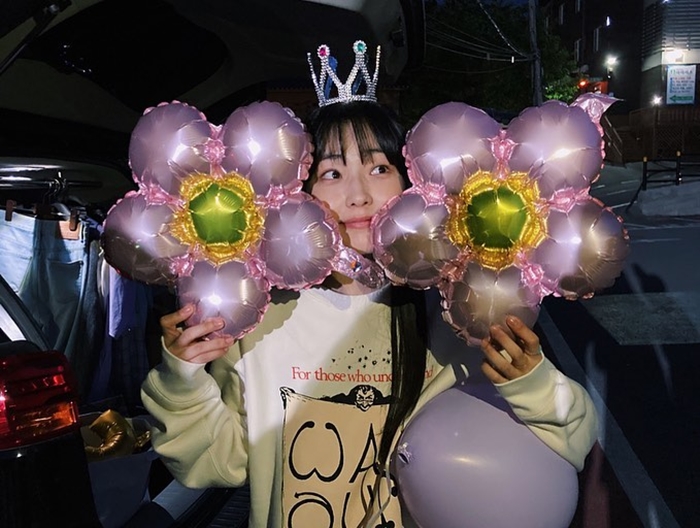 Actor Jeon So-nee has released a picture of the Party with staff party, conveying the regret of the end of the drama In the Mood for Love.On the 15th, Jeon So-nee posted a number of photos on his instagram with an article entitled Hello, my beloved Yoon Ji-su.Jeon So-nee, surrounded by bouquets and balloons with a celebratory cake in the picture, stands out: Jeon So-nee, who is enjoying the end-of-the-party with a happy stretch smile.Jeon So-nee, wearing a crown headband, showed a different charm with a wild atmosphere.In another photo, Jeon So-nee revealed a perfect chemistry with a friendly two-shot with GOT7 Jinyoung, who breathed in opposite of Drama.The two of them were covered in fresh cream on their faces and showed off their warmth with humiliating visuals.Jeon So-nee then released a self-portrait with actors who appeared together and relieved the regret of the end.The netizens said, Thank you, Actor, Is not it too cute?, It is the queen, I am so sorry for the end, Jinyoung and Chemie can not see now, My First Love memory was manipulated, Did you two fight a cake and so on.On the other hand, Jeon So-nee appeared in the past index in TVN Drama In the Mood for Love - the moment when life becomes a flower which lasted 14 days.Photo Jeon So-nee SNS