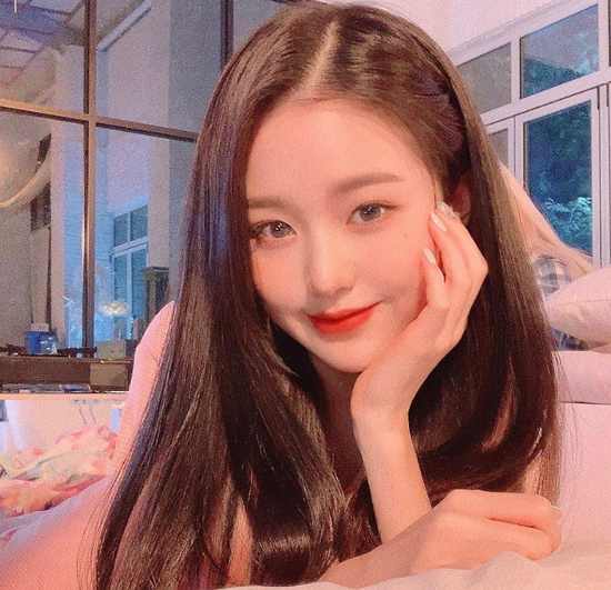 Group IZ*ONE Jang Won-young showed off her glowing lookOn the 15th, Jang Won-young posted several photos on the IZ*ONE official Instagram with the article D-day.The photo shows Jang Won-young, who showed off his visuals at the peak of his stomach.His eyes were on Jang Won-young, who was smiling in a pink atmosphere, and he put one hand on his chin and showed off his lovely charm.Especially, Jang Won-youngs distinctive features reminded me of a goddess in a long-haired hair. The fans who encountered the photos are saying It is so beautiful.On the other hand, IZ*ONE, which belongs to Jang Won-young, will release a new album at 6 pm today.Photo: IZ*ONE Official Instagram