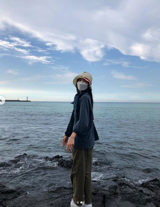 Actor Im Soo-jung has reported on his recent situation.On the 16th, Im Soo-jung released his latest news on his instagram.Standing in front of a beach, Im Soo-jung stares at the camera, wearing Mask and Hat.Im Soo-jung, who boasts a cute charm, is reminiscent of a picture that blends with the background of nature.In particular, Lee Da-hee commented on the picture of Im Soo-jung, Wooji crystal goes to sea? We Sister is cute.Im Soo-jung and Lee Da-hee are continuing their relationship after breathing in TVN Enter the search word WWW broadcast last year.On the other hand, Im Soo-jung narrated the movie Cat Deacon released on the 14th.