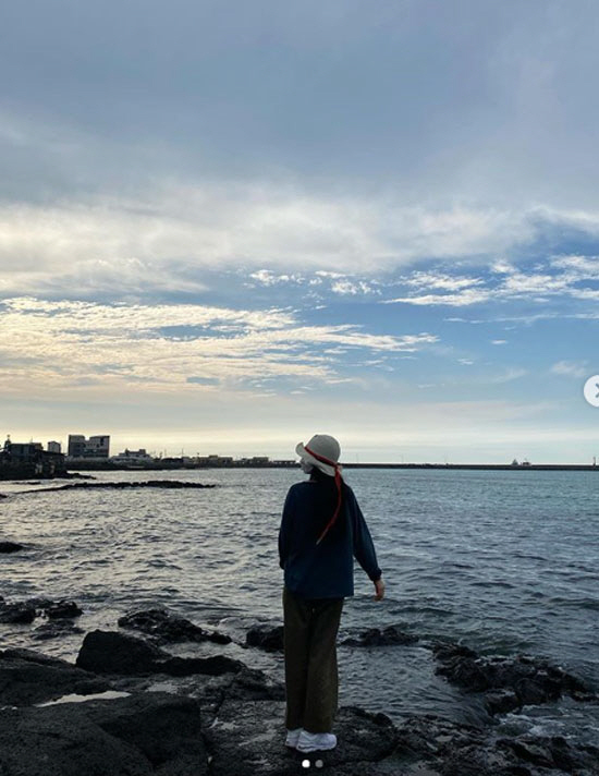 Actor Im Soo-jung has reported on his recent situation.On the 16th, Im Soo-jung released his latest news on his instagram.Standing in front of a beach, Im Soo-jung stares at the camera, wearing Mask and Hat.Im Soo-jung, who boasts a cute charm, is reminiscent of a picture that blends with the background of nature.In particular, Lee Da-hee commented on the picture of Im Soo-jung, Wooji crystal goes to sea? We Sister is cute.Im Soo-jung and Lee Da-hee are continuing their relationship after breathing in TVN Enter the search word WWW broadcast last year.On the other hand, Im Soo-jung narrated the movie Cat Deacon released on the 14th.