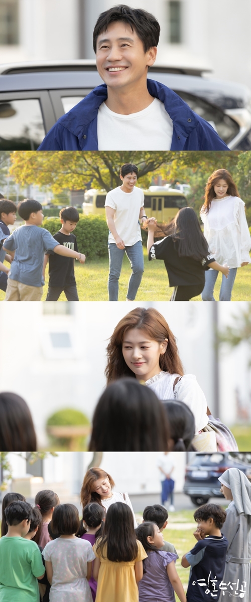 Soul repairman Shin Ha-kyun and Jung So-min were spotted spending peaceful time with their children in search of a nursery school.There is a special reason why two of them suddenly found a mystery school, raising curiosity.KBS2 Tree Drama The SoulSerries (playplayplay This Effects us/director Yoo Hyun-ki/production monster union) released SteelSeries on the 16th, which shows Lee Si-jun (Shin Ha-kyun) and Han Space (Jung So-min) playing with the children of the mystery school.The soul-su-sun-gong is a mental prescription that tells the story of psychiatrists who believe that they are not treating people who are sick.Acting actors such as Shin Ha-kyun, Jung So-min, Tae In-ho, and Park Ye-jin are the works of the writer This affects us, Brain, Study God, and My Daughter Seo Young-i, who are in harmony with PD Yoo Hyun-ki. ...The SteelSeries, which has been unveiled, features collimation and space, which are having a peaceful afternoon with the children of the mystery school.The two people who have been having a smooth day such as the pain of the patients and the wounds of each other were caught up in the anxiety and worry.The collimation and space play with children and play soccer, and they feel healing even to those who see them surrounded by children and smile.In addition, it is known that there is a special reason for the two people to find the mystery school, raising expectations for the broadcast.The coroner and Space spend a happy time looking for a nursery school, the consort said. Please watch with interest what the two people found the nursery school and what key to the truth they will find there.