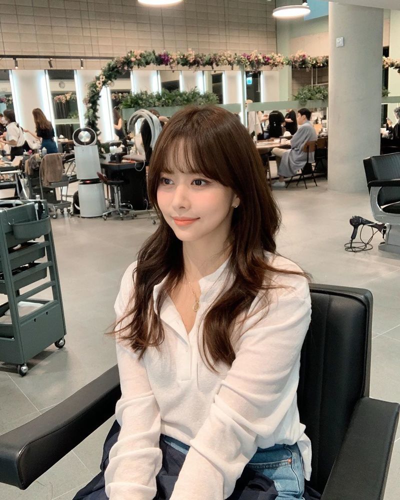 Actor Han Bo-reum has revealed his current status after falling bangs.Han Bo-reum posted a photo on his personal Instagram account on June 16 with an article entitled The Heads of the Heads.Han Bo-reum in the picture showed a surprise style change with bangs. He focused his attention by performing perfect matches to bangs with big features.park jung-min