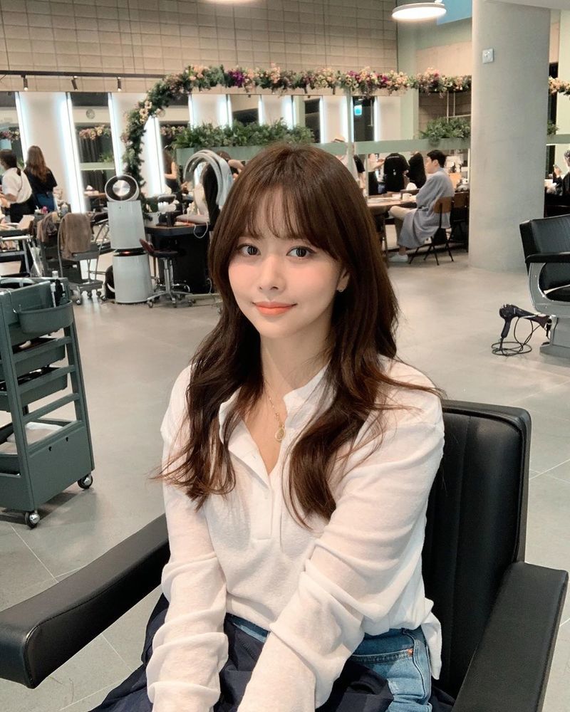 Actor Han Bo-reum has revealed his current status after falling bangs.Han Bo-reum posted a photo on his personal Instagram account on June 16 with an article entitled The Heads of the Heads.Han Bo-reum in the picture showed a surprise style change with bangs. He focused his attention by performing perfect matches to bangs with big features.park jung-min
