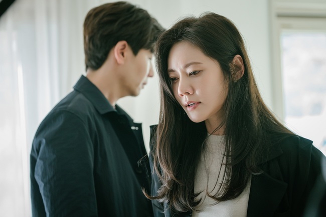 I dont know much, but Family. Choo Ja-hyun and Kim Tae-hoon finally face the truth.TVNs Drama, Not Much Knows, but Family. (director Kwon Young-il, playwright Kim Eun-jung, production studio Dragon/hereinafter, Family.) will increase tension by capturing the face-to-face scene of Kim Eun-joo (Choo Ja-hyun) and Kim Tae-hoon on June 16, ahead of the 6th broadcast.The identity of the couple, who first faced each other after Pandoras box opened, and the unexpected figure Aged analysis (Lee Jong-won) appeared before them, amplifies curiosity by foreshadowing another hidden story.Family. is a shock reversal with secrets of families that do not know anything but ITZY.Kim Eun-joo and Kim Eun-hee (Han Ye-ri) were greatly disturbed by the knowledge of Yoon Tae-hyungs Secret.Kim Eun-joo collapsed in front of the truth of her husband Yoon Tae-hyung, who was far away from her hand, and Kim Eun-hee kept her sisters side until the month.Kim Sang-sik (Jung Jin-young), who returned to Memory at the age of 22, and was revived as a love-man, also came to change.We are so weary now. Kim Eun-hee, who went to Sorokdo with the heart of Sulma, was shocked to witness his presence with Yoon Tae-hyung in front of him.In the meantime, Kim Eun-joo, Yoon Tae-hyung, and Aged analysis in the public photos predict another storm.Kim Eun-joo and Yoon Tae-hyung, who are in front of Secret, who can not back down, finally faced each other.Yoon Tae-hyung, who left his laptop because he could not tell the truth, and Kim Eun-joo, who searched for his husband who did not return, explodes Feeling.Kim Eun-joo, who tries to look calm but can not control the peeling that comes out of the house, is only shedding tears in his despair.Yoon Tae-hyung, who has been in a hurry to hide Secret for a long time, also reveals his Feeling for the first time.I wonder why he came to Sorok Island, which is exhausted and exhausted, and what truth this couple will face.Here, an unexpected figure, Aged analysis, is also caught and ignites curiosity.The sharp-spirited gaze of Aged analysis is toward Kim Eun-joo or Yoon Tae-hyung, and the relationship between the three people who are intertwined with unknown relationships also adds to the curiosity.The secret between the dry couple, which was rarely narrowed down, was revealed. Kim gave up pregnancy and wanted to live warmly together, but Yoon Tae-hyung was hiding a huge secret.Attention is focusing on how Kim Eun-joo will accept Yoon Tae-hyungs signal that he wants to stop lying life now, and what kind of choice the couple who face the truth that can no longer ignore.kim myeong-mi