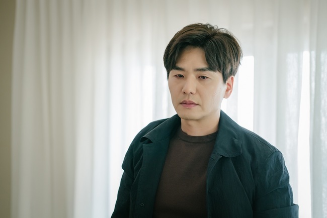 I dont know much, but Family. Choo Ja-hyun and Kim Tae-hoon finally face the truth.TVNs Drama, Not Much Knows, but Family. (director Kwon Young-il, playwright Kim Eun-jung, production studio Dragon/hereinafter, Family.) will increase tension by capturing the face-to-face scene of Kim Eun-joo (Choo Ja-hyun) and Kim Tae-hoon on June 16, ahead of the 6th broadcast.The identity of the couple, who first faced each other after Pandoras box opened, and the unexpected figure Aged analysis (Lee Jong-won) appeared before them, amplifies curiosity by foreshadowing another hidden story.Family. is a shock reversal with secrets of families that do not know anything but ITZY.Kim Eun-joo and Kim Eun-hee (Han Ye-ri) were greatly disturbed by the knowledge of Yoon Tae-hyungs Secret.Kim Eun-joo collapsed in front of the truth of her husband Yoon Tae-hyung, who was far away from her hand, and Kim Eun-hee kept her sisters side until the month.Kim Sang-sik (Jung Jin-young), who returned to Memory at the age of 22, and was revived as a love-man, also came to change.We are so weary now. Kim Eun-hee, who went to Sorokdo with the heart of Sulma, was shocked to witness his presence with Yoon Tae-hyung in front of him.In the meantime, Kim Eun-joo, Yoon Tae-hyung, and Aged analysis in the public photos predict another storm.Kim Eun-joo and Yoon Tae-hyung, who are in front of Secret, who can not back down, finally faced each other.Yoon Tae-hyung, who left his laptop because he could not tell the truth, and Kim Eun-joo, who searched for his husband who did not return, explodes Feeling.Kim Eun-joo, who tries to look calm but can not control the peeling that comes out of the house, is only shedding tears in his despair.Yoon Tae-hyung, who has been in a hurry to hide Secret for a long time, also reveals his Feeling for the first time.I wonder why he came to Sorok Island, which is exhausted and exhausted, and what truth this couple will face.Here, an unexpected figure, Aged analysis, is also caught and ignites curiosity.The sharp-spirited gaze of Aged analysis is toward Kim Eun-joo or Yoon Tae-hyung, and the relationship between the three people who are intertwined with unknown relationships also adds to the curiosity.The secret between the dry couple, which was rarely narrowed down, was revealed. Kim gave up pregnancy and wanted to live warmly together, but Yoon Tae-hyung was hiding a huge secret.Attention is focusing on how Kim Eun-joo will accept Yoon Tae-hyungs signal that he wants to stop lying life now, and what kind of choice the couple who face the truth that can no longer ignore.kim myeong-mi
