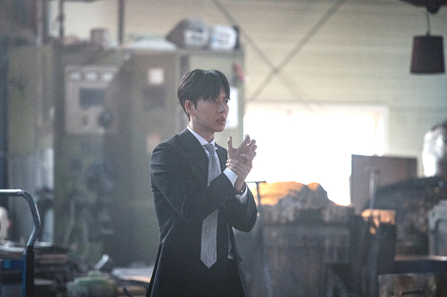 Why did Park Hae-jin go out to save Kim Eung-soo?The MBC tree mini series Lame Internet (playplay/sin So-ra, directing/male voice actor, production/studioHIM), which is drawing a syndromous popularity with the story of a real job, is showing off the still cut with Park Hae-jins splendor and stimulating the curiosity of viewers.Lame International is a work that contains a disgusting and exciting revenge of a man who is the worst manager of the company who managed to leave the company as a subordinate.It is a drama that expects empathy through the story of a real job because people called Daedae are showing the message that we will eventually become together with generations and generations.Park Hae-jin, the chief executive of the ramen company, is in the middle of the drama, and the two mens revenge begins when Kim Eung-soo, the boss who put himself in the pit of hardship during the time of The Intern, is hit by the senior The Intern.So, ahead of this weeks broadcast, the director of the department, and the seriousness and tension of the Lee Man-sik The Internet are revealed, and the story to be unfolded is explosion.He is expecting a more exciting story because he is anticipating action after the charismatic eyes of Heon Chan who came to save Lee Man-sik.The point of watching is what movie they will parody this time. The viewers are happy with their own reasoning.The production team said, Whatever you imagine, the fun of Lame Internet will be more than that. The story you hid is not over yet.Lame International, which continues to have the novel idea of ​​Shin So-ra, who wrote the script like this, is in the top spot in the drama.kim myeong-mi