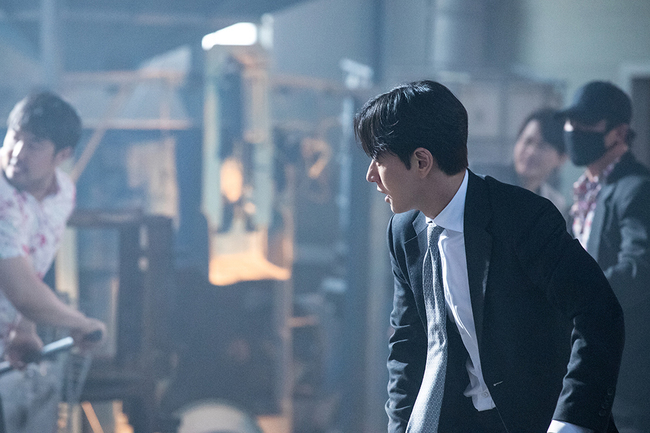 Why did Park Hae-jin go out to save Kim Eung-soo?The MBC tree mini series Lame Internet (playplay/sin So-ra, directing/male voice actor, production/studioHIM), which is drawing a syndromous popularity with the story of a real job, is showing off the still cut with Park Hae-jins splendor and stimulating the curiosity of viewers.Lame International is a work that contains a disgusting and exciting revenge of a man who is the worst manager of the company who managed to leave the company as a subordinate.It is a drama that expects empathy through the story of a real job because people called Daedae are showing the message that we will eventually become together with generations and generations.Park Hae-jin, the chief executive of the ramen company, is in the middle of the drama, and the two mens revenge begins when Kim Eung-soo, the boss who put himself in the pit of hardship during the time of The Intern, is hit by the senior The Intern.So, ahead of this weeks broadcast, the director of the department, and the seriousness and tension of the Lee Man-sik The Internet are revealed, and the story to be unfolded is explosion.He is expecting a more exciting story because he is anticipating action after the charismatic eyes of Heon Chan who came to save Lee Man-sik.The point of watching is what movie they will parody this time. The viewers are happy with their own reasoning.The production team said, Whatever you imagine, the fun of Lame Internet will be more than that. The story you hid is not over yet.Lame International, which continues to have the novel idea of ​​Shin So-ra, who wrote the script like this, is in the top spot in the drama.kim myeong-mi