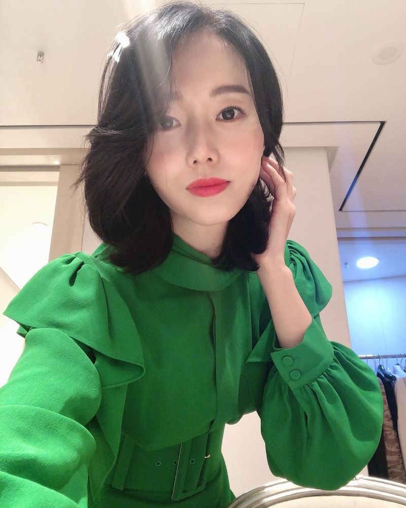 Singer and actor Lee Jung-hyun flaunted her unwavering Beautiful looks.Lee Jung-hyun posted on his instagram on June 16th, Tonight at 9 oclock live movie # Peninsula # Showcase Many View ~! Cheer up ~!Lee Jung-hyun, pictured together, smiles as she sprays to the camera in a green blouse.At the same time as the fresh beautiful look, the bright smile made the mood of the netizens refresh.The netizens who saw this responded, Who would think this face is 41 years old? Beautiful looks are still not a joke.seo ji-hyun