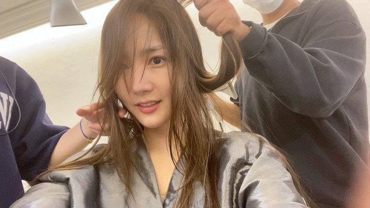 Actor Park Min-young flaunted her outstanding beautiful looksPark Min-young posted the video on June 16 with an article entitled playing with my hair on his instagram.Inside the video was a picture of Park Min-young, who is being styled Hair; Park Min-young is smiling brightly at the camera.Park Min-youngs distinctive features make her look more beautiful.The fans who responded to the video responded I thought it was Doll, It is so beautiful and Sim Kung.delay stock