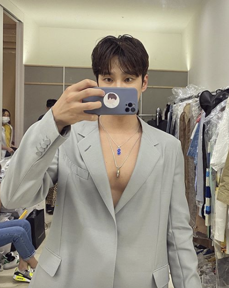 Actor Ahn Bo-hyun left a mirror shot of the chest bone; EXO Sehun, who saw it, responded with displeasure (?).Ahn Bo-hyun posted a picture on his Instagram page on Saturday.This is a picture of himself in the mirror. Ahn Bo-hyun dressed up in a waiting room and looked as cool as he could.But his oversized jacket was wearing nothing, so his breasts were exposed. His masculinity and sexy were upgraded.But EXO Sehuns reaction to this photo made fans laugh, and Sehun was pleased to comment on What are you doing?In the MBC entertainment program I Live Alone broadcasted on April 3, Ahn Bo-hyun revealed his daily life enjoying emotional camping.The sea, which boasted a warm two-shot by calling its best friend EXO Sehun to the sea.Meanwhile, Ahn Bo-hyun played Jang Geun-won in JTBCs Itaewon Klath, which completely captivated viewers. He has now confirmed his appearance on MBCs Kairos.SNS