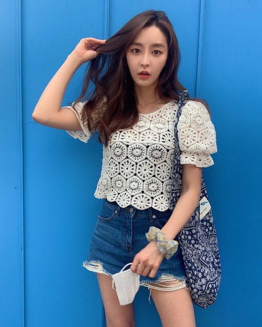 Actor Jung Yu-mi has been a good performer of refreshing charm.Jung Yu-mi posted an article and a photo on his 16th day on his instagram called Fitting End.Jung Yu-mi added, But it is too hot. He felt the heat of Summer.Inside the picture is a picture of Jung Yu-mi taking a picture against a blue wall.Natural wave hair showed a lovely charm, a short blue skirt with thin thighs exposed, a sexy charm, and a refreshing beauty.On the other hand, Jung Yu-mi is currently in love with Kangta from H.O.T.