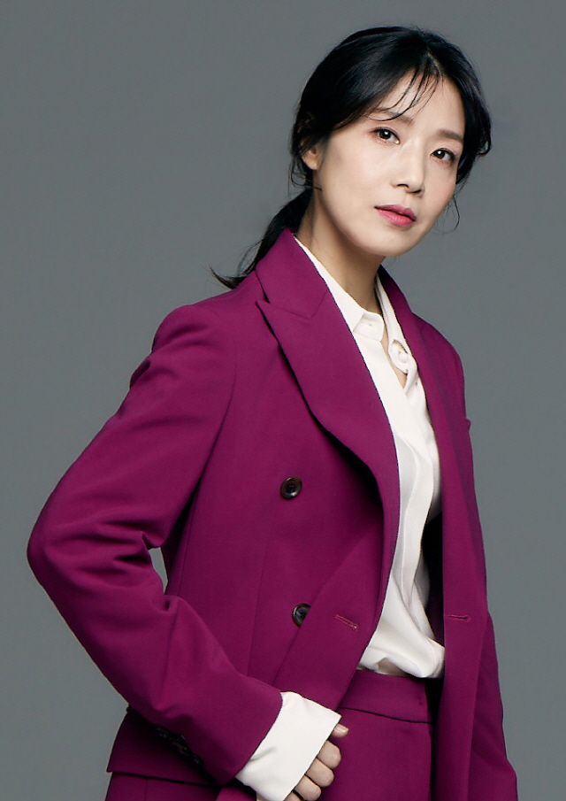Yang So-min is being cast and filmed on TVN Dreama Youth Record, which is scheduled to air in the second half of this year, said Yang So-min, a company agency guarding entertainment.TVN Mon-Tue drama Youth Record is a work that contains the growth record of young people who try to achieve dreams and love without despairing on the wall of reality. The hot record of young people who go straight to dreams in each way of youth, which has become a luxury even to dream, is expected to give excitement and sympathy.Many hits such as Winter Sonata, The Moon with the Sun, Ssam, My Way, The Time of Camellia Flower as well as the coexistence of the warm and emotional writer Ha Myung-hee such as Secret Forest, Memories of Alhambra Palace, WATCHER Fan Entertainment, a famous drama that introduced the show, has started production.Here, Park Bo-gum, Park So-dam, Byeon Wooseok, Ha Hee-ra and Shin Ae-ra are emerging as the best anticipated works of 2020 with the joining of powerful actors.Yang So-min is divided into a hair shop director in Cheongdam, where the main character of the play, Park So-dam, works.It is a character with a kindness and kindness that provides an opportunity to grow fairly to the employees and the makeup artist. It is expected to show warm breathing with Park Bo-gum, Park So-dam and Byeon Wooseok to represent young people of this age.Yang So-min showed two perfect images of a lovely widow as well as charismatic action at KBS2s Chosun Rocco - Mungdujeon in 2019.In addition, she will show her high school math teacher who is transformed into the main character Elena in three dimensions from the play Honorable Elena Teacher, which opens today (16th), and is always showing a new look with various works.On the other hand, tvNs new Mon-Tue drama Youth Record is about to be broadcast in the second half of this year.