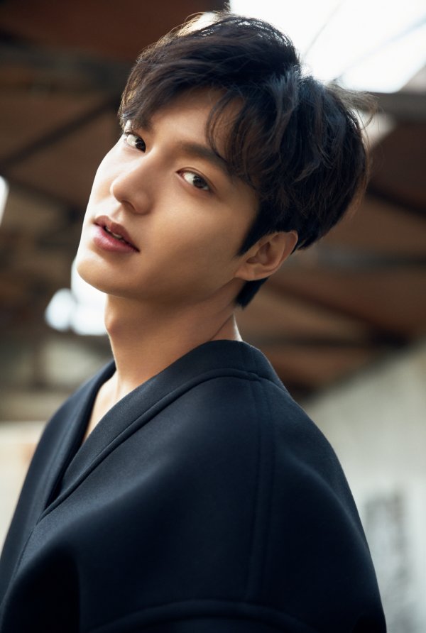 Actor Lee Min-ho has become the number one South Korea Actor in the overwhelming number of Followers in social media such as Facebook, Instagram and Weibo.Lee Min-ho is a global TOP actor with the largest number of SNS Followers among Korean wave actors, showing high popularity beyond imagination.Typically, Facebook, Instagram, and Twitter Inc.The number of Followers reached 17.3 million and 16.6 million and 3 million respectively, while Weibo exceeded 28.5 million (as of 16 June).This is the number one record in the South Korea Actor.Especially in the case of Weibo and Facebook, it is the overwhelming number one among all South Korean artists including singer and actor, and it shows huge global popularity.Even after SBS The King: The Lord of Eternity (hereinafter referred to as The King) ended on the 12th, Lee Min-hos global popularity is running at a daily high.Lee Min-ho, who showed perfect visuals and mature performances that double the aura and dignity of the emperor of the Korean Empire, has gained a worldwide interest by taking control of the emperor with his unique emperor charm.The impact is getting stronger on Netflix, which has overseas viewers in more than 190 countries.Thanks to Lee Min-hos hot performance, The King: Lord of Eternity remained at No. 1 in the wave drama rankings, the domestic online video service (OTT) platform, for seven consecutive weeks, and in Netflix, the worlds largest OTT, it ranked No. 1 in the TV show week rankings in Hong Kong, Malaysia, Philippines, Singapore, Taiwan, Thailand and Nigeria, including Korea.Japan, India, Chile and the Dominican Republic also maintained their top position with popular content, making Lee Min-ho realize its global status.The most prestigious Netflix chart is World Ranking, which collects and announces all 190 Service nationalities, and The King: Eternal Monarch, starring Lee Min-ho, is the only Korean work to show off its ninth place, boosting K content spread and Korean wave craze.Lee Min-ho also boasted a unique presence as a Korean wave star in various domestic and foreign media and social media.Chinas largest SNS, Weibo and Twitter Inc., has proved a hot interest, with keywords related to Lee Min-ho taking the top spot in the world wide trend and being named on Chinas most popular Korean wave star chart.In one Taiwanese broadcasting program, a corner was covered along Lee Min-ho in the drama, and an Indonesian doctor working at the Corona 19 site gave a warm heart to comfort the patient by wearing a nameplate made of Lee Min-ho photo on the protective suit.In addition, Lee Min-ho was selected as the Most Preferred Korea Actor for the second consecutive year from 2018 ~ 2019 in the Korean Wave Survey released by the Ministry of Culture, Sports and Tourism and the Korea International Cultural Exchange Agency in February.As the previous round of The King: Eternal Monarch was released on Netflix, Lee Min-hos global popularity is expected to continue to rise.