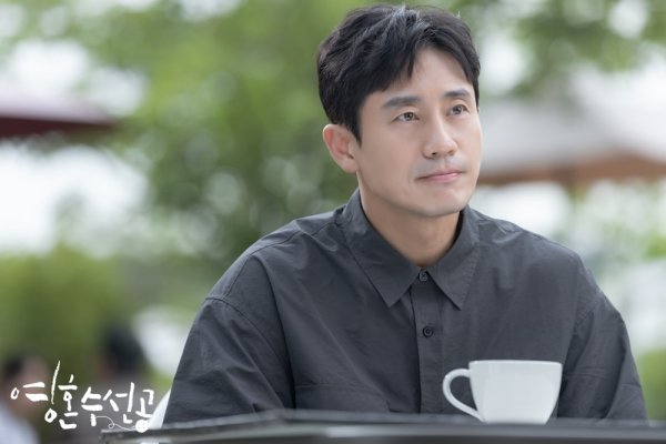 KBS 2TV Tree Drama The Soul Vessel released a steel on the 16th that included the meeting between Lee Si-jun (Shin Ha-kyun) and Military Lieutenant colonel Song Minsu (Ryu Si-won).The soul-su-sun-gong is a mental prescription that tells the story of psychiatrists who believe that they are not treating people who are sick.This is a work that coincides with the writer Lee Hyang-hee, Brain, God of Study, and PD Yoo Hyun-ki of My Daughter Seo Young-yi, and is a heartwarming story by actors such as Shin Ha-kyun, Jung So-min, Tae In-ho and Park Ye-jin.Ryu Si-won appears in friendship as Military Lieutenant colonel Song Minsu in Soul Watercraft.Ryu Si-wons limited express cameo is meaningful because it was concluded with his friendship with Yoo Hyun-ki.Ryu Si-won, who appeared in a Military uniform according to his role, is the back door that he showed perfect breathing with Shin Ha-kyun, adapting to the atmosphere quickly even though it was a long time ago.Ryu Si-won has completely digested the key characters for patient healing, which has further enhanced the atmosphere of the scene, said the soul repairman. I would like to confirm the meeting between the collimator and Minsu and the healing collaboration of the two people through the main broadcast.Photo Offering = Monster Union
