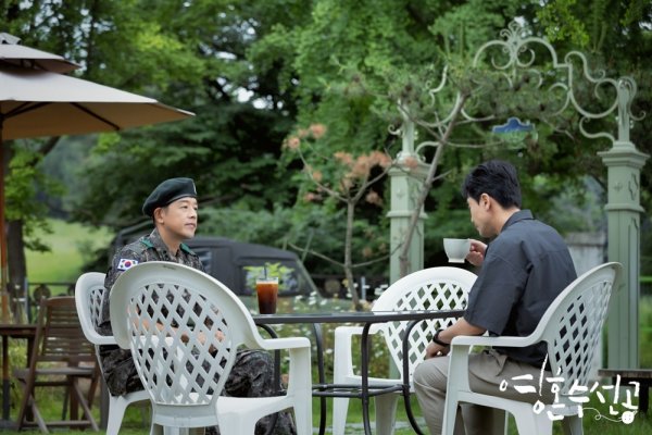 KBS 2TV Tree Drama The Soul Vessel released a steel on the 16th that included the meeting between Lee Si-jun (Shin Ha-kyun) and Military Lieutenant colonel Song Minsu (Ryu Si-won).The soul-su-sun-gong is a mental prescription that tells the story of psychiatrists who believe that they are not treating people who are sick.This is a work that coincides with the writer Lee Hyang-hee, Brain, God of Study, and PD Yoo Hyun-ki of My Daughter Seo Young-yi, and is a heartwarming story by actors such as Shin Ha-kyun, Jung So-min, Tae In-ho and Park Ye-jin.Ryu Si-won appears in friendship as Military Lieutenant colonel Song Minsu in Soul Watercraft.Ryu Si-wons limited express cameo is meaningful because it was concluded with his friendship with Yoo Hyun-ki.Ryu Si-won, who appeared in a Military uniform according to his role, is the back door that he showed perfect breathing with Shin Ha-kyun, adapting to the atmosphere quickly even though it was a long time ago.Ryu Si-won has completely digested the key characters for patient healing, which has further enhanced the atmosphere of the scene, said the soul repairman. I would like to confirm the meeting between the collimator and Minsu and the healing collaboration of the two people through the main broadcast.Photo Offering = Monster Union