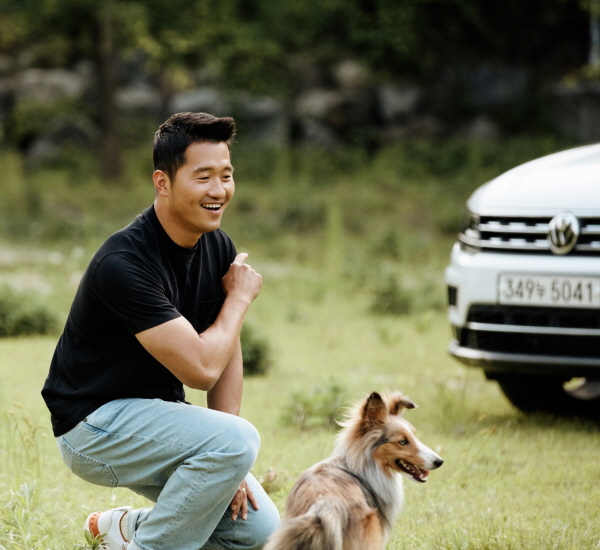 Pet trainer Kang Hyung-wook  was selected for the Volkswagen SUV Ambassadors.German car brand Volkswagen said on Wednesday that Kang Hyung-wook  was selected as an SUV Ambassadors.Kang Hyeong-book was selected as the Ambassadors representing the entire SUV lineup, not Volkswagens specific model.Kang Hyung-wook  is a representative person who has been leading the settlement of mature companion culture where Pet and people are happy together through abundant expertise and realistic and authentic advice.Volkswagen Korea said, We have been selected as the Ambassadors in the entire SUV lineup because of the combination of the character of Kang Hyung-wook, who has a charming charisma and genuine appearance, the image of Volkswagen SUV, and the core value of the brand called human center . We will deliver the charm and value of the Volkswagen SUV lineup that is perfectly harmonized with it.Ambassadors Kang Hyung-wook  said, Because I live with Pets, I have mainly been in SUVs. I am currently driving Tuarek, and Tiguan and Tiguan Allspace, which I experienced on the set, were also attractive.I thought that the Volkswagen SUV models had the best conditions to be with the Pets as two Kennels were entering the trunk. Volkswagen Pet Driving Digital Campaign video and pictorials with Ambassadors Kang Hyung-wook  will be released in July and related events will also be held.On the other hand, Kang Hyung-wook  is leading the way in training Pet, training owners and creating a mature companion animal culture by appearing on KBS2 entertainment program Dog is excellent.Photos from Volkswagen Korea