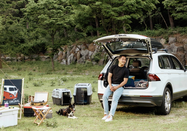 Pet trainer Kang Hyung-wook  was selected for the Volkswagen SUV Ambassadors.German car brand Volkswagen said on Wednesday that Kang Hyung-wook  was selected as an SUV Ambassadors.Kang Hyeong-book was selected as the Ambassadors representing the entire SUV lineup, not Volkswagens specific model.Kang Hyung-wook  is a representative person who has been leading the settlement of mature companion culture where Pet and people are happy together through abundant expertise and realistic and authentic advice.Volkswagen Korea said, We have been selected as the Ambassadors in the entire SUV lineup because of the combination of the character of Kang Hyung-wook, who has a charming charisma and genuine appearance, the image of Volkswagen SUV, and the core value of the brand called human center . We will deliver the charm and value of the Volkswagen SUV lineup that is perfectly harmonized with it.Ambassadors Kang Hyung-wook  said, Because I live with Pets, I have mainly been in SUVs. I am currently driving Tuarek, and Tiguan and Tiguan Allspace, which I experienced on the set, were also attractive.I thought that the Volkswagen SUV models had the best conditions to be with the Pets as two Kennels were entering the trunk. Volkswagen Pet Driving Digital Campaign video and pictorials with Ambassadors Kang Hyung-wook  will be released in July and related events will also be held.On the other hand, Kang Hyung-wook  is leading the way in training Pet, training owners and creating a mature companion animal culture by appearing on KBS2 entertainment program Dog is excellent.Photos from Volkswagen Korea