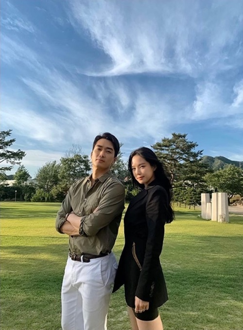 Actor Song Seung-heon has released a two-shot with Son Na-eun.Song Seung-heon posted a picture on his 16th day with his article Kim Hae-kyung & Jin-no # Evening # Son Na-eun # Song Seung-heon through his instagram.Song Seung-heon in the public photo leaves a certification shot with A Pink Son Na-eun who is appearing in the drama together.Especially, the two people standing side by side and looking at the camera are in harmony with the wonderful Sky and catch the attention of the intense Aura.Song Seung-heon, Son Na-eun is appearing in MBC drama I want to eat with dinner.Photo: Song Seung-heon Instagram