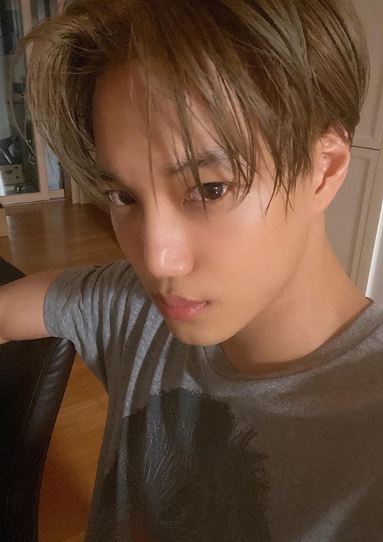 Kai, from EXO, showed off her sexy visuals.Kai posted a picture on his Instagram on the 16th and communicated with his fans.In the photo, Kai is staring at the camera in a comfortable attire, with sexy visuals and bronzed Skins taking his eyes off without having to decorate it specially.Vicks Ravi, known as Kais best friend, laughed after leaving a comment saying Sell potatoes.On the other hand, EXO released its regular 6th album OBSESSION last November.Photo = Kai Instagram