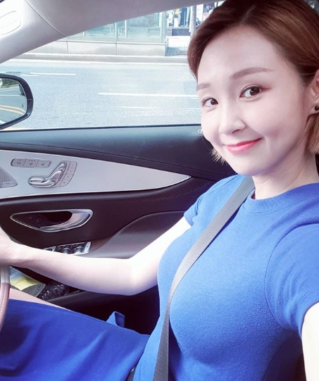 Broadcaster Oh Jin-yeons bright current status has been revealed.Oh Jin-yeon told his Instagram on the 16th, I do not have a favorite driver while going to Alone without an affiliate.I went to the shop, I picked up the coordination, went to the station, and went home - always careful driving. In the open photo, Oh Jin-yeon is sitting in the drivers seat and looking at the camera with a bright smile. A handful of ant waists of Oh Jin-yeon, revealed in the dress, catch his eye.On the other hand, Oh Jin-yeon is meeting viewers through STATV entertainment Sook Hee-nee beauty parlor.Photo = Oh Jin-yeon Instagram