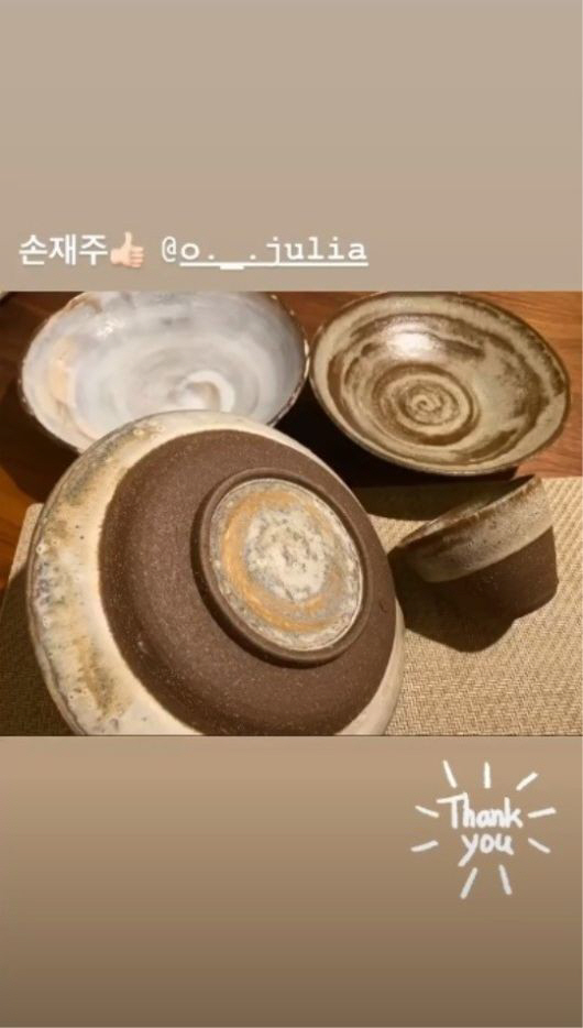 On the 17th, Song Hye-kyo posted a picture on his Instagram story with an article entitled Son-Son.The photos released include ceramic ware bowls and Ock Joo-hyuns SNS account.Song Hye-kyo added a Thank you emoticon sticker to reveal her gratitude to her friends Gift: Ock Joo-hyun has a usual pottery hobby.Meanwhile, Song Hye-kyo is reviewing his next work after the TVN drama Boyfriend last year.