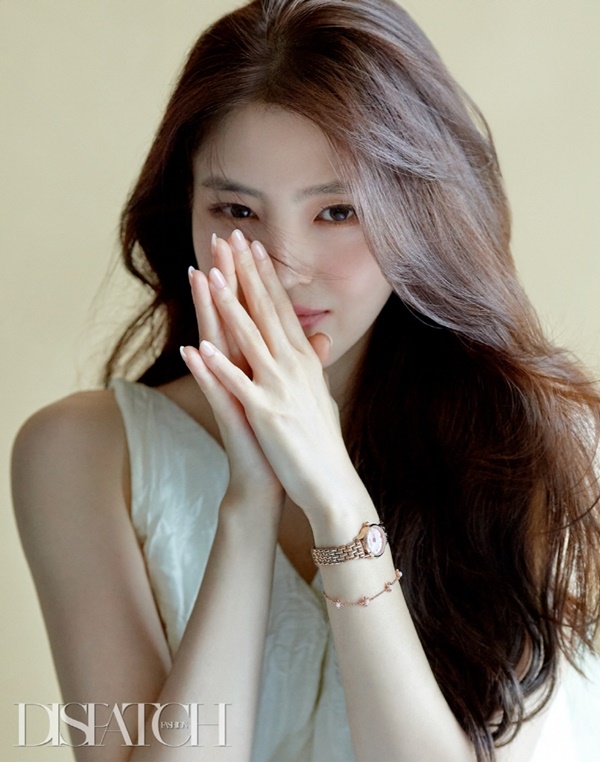 Actor Han So Hee shows off Goddess beauty through pictorialHan So Hee has caught the attention of those who see Han So Hee as a brilliant visual and elegance figure in this picture.On the day, Han So Hee produced a styling that showed a cleanliness with a white sleeveless dress, which added a sophisticated image with a dial made up of natural pearl mother-of-pearl.Meanwhile, Han So Hee is looking for his next work after the end of The World of Couples.