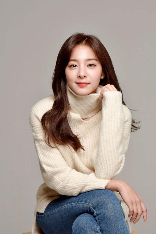 Actor Seol In-ah makes a special appearance in Youth Record.TVNs new Moonhwa Drama Youth Record (playplayplay by Ha Myung-hee/director Ahn Gil-ho) told the paper on the 17th, Seol In-ah will make a special appearance as the former GFriend of Park Bo-gum.The Youth Record is a drama that contains the growth records of young people who try to achieve dreams and love without despairing on the wall of reality. Park Bo-gum will lead the work by playing the role of Sa Hye-joon.In the meantime, Seol In-ah is expected to show off his special chemistry by appearing as a former GFriend of Park Bo-gum.There is a lot of interest in the performance of Seol In-ah.In particular, after the news that Seo Hyun-jin will make a special appearance in the Youth Record was reported earlier, Seol In-ah also joined the special appearance lineup, raising expectations for the Youth Record.Meanwhile, Seol In-ah received the KBS Acting Grand Prize for Excellence last year, playing in Drama Cho Jang-pung, Special Work Supervisor and Love is Beautiful Life is Wonderful.