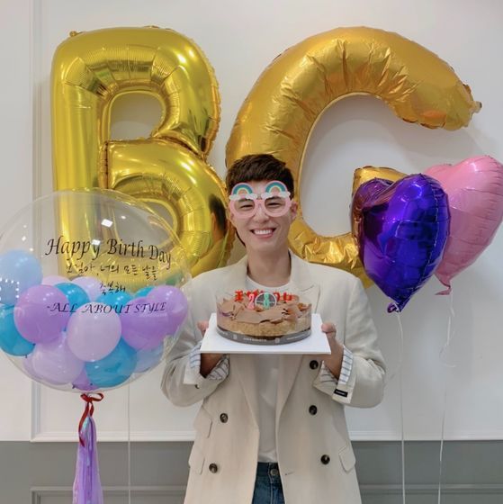 Actor Park Bo-gum responds to fans birthday celebrationPark Bo-gum posted two photos on his SNS on the night of the 16th, along with an article entitled Thank you all for celebrating my birthday, I sincerely thank you! Bless you.Park Bo-gum in the public photo poses with a bright smile in the party space, which is set up to commemorate his twenty-eighth birthday.The cake contains a loving message from fans, including Bogham bless all your days and You are born to be loved; I sincerely congratulate you on your birthday.Park Bo-gum will release All My Love, a song fan song that shows the hearts of fans in time for its debut anniversary on August 12th.All My Love is a song written, composed and produced by singer-songwriter Sam Kim, and a sweet voice unique to Park Bo-gum Actor shines in lyrical melody.On the other hand, Park Bo-gum is about to release the movies Wonderland and Seo Bok and is in the midst of filming TVN drama Youth Record scheduled to air this year.Navy is waiting for results in military band to apply.