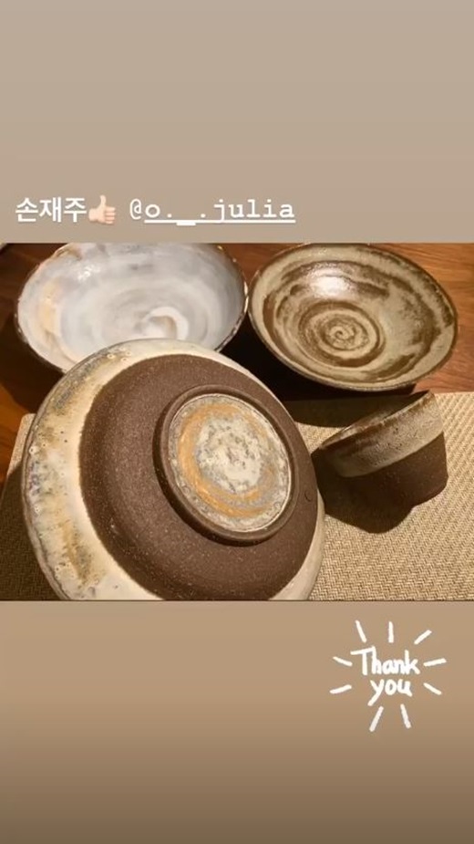 The Friendship of the Beauty and BeautyActor Song Hye-kyo boasted a warm friendship with singer and musical actor Ock Joo-hyun from group Finkle.Song Hye-kyo posted a picture on his Instagram story on Thursday, adding a short hands-on with the photo and an emoticon with a thumbs-up.The photo shows a pottery bowl made by Ock Joo-hyun, a bowl that shows off the level of pottery skills of Ock Joo-hyun.Song Hye-kyo gave thanks to Ock Joo-hyun by sticking a sticker called Thank you in the photo; the friendship between the two, still warm, is eye-catching.Meanwhile, Song Hye-kyo is reviewing his next work after the cable channel tvN drama Boyfriend.