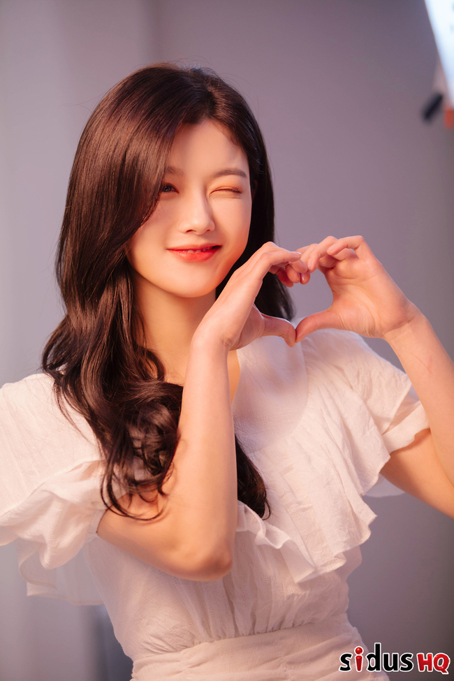 Actress Kim Yoo-jung this 3-step Attractiveness to viewers to those that are making.Kim Yoo-jung is 6 17, SBSs new Morning drama Convenience planet,(a hand root / rendering this case) poster shooting scene photos, revealing a cute wink from hand to set up a lovely attraction to strutting the look of.The revealed picture, Kim Yoo-jung is a refreshing youthful about cloud saving bytaking a minute to love and Attractiveness, full of atmosphere and Daystar Shine like a charm and I and are.Kim Yoo-jung is blue Convenience vest until fully digested, information cloud saving by name encrusted nameplate clutching a bright smile and while the white ruffled dress, wearing a devilish wink and a hand to look into their heart pounding and make you.Especially with all the sole improved with a two-shot in the window instead of on the shoulder naturally expect the calyx posing and two person of heart-warming visuals and be proud of, as well as in the photo blows out of two people of the glutinous rice cake with a cake as first broadcast in anticipation of pushing it.Meanwhile, Kim Yoo-jung in the drama Convenience planet,from the 4th dimension to learn the correct  cloud saving individual role with a lovely look, of course, I have not seen that comic acting and a delightful, refreshing, invigorating action postponed until the smoke turns your designs will