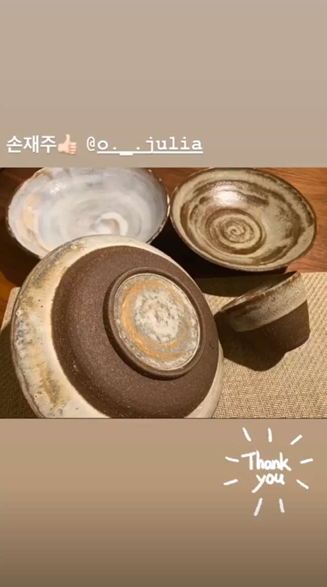 Actor Song Hye-kyo expressed his impression on the singer Ock Joo-hyuns gift.Song Hye-kyo posted an emoticon of Thumb Chuck on June 17 with the words hands in his instagram story.In the photo, there were bowls made by Ok Joo Hyun to Song Hye-kyo, which attracted attention.The pottery bowls, which were a combination of vintage emotions with a calm atmosphere, made the friendship of the two more warm.The netizens who saw this said, Ock Joo-hyun is so great. Did you think about Song Hye-kyo and make it more beautiful? It is so beautiful to see your friendship.Surge implementation