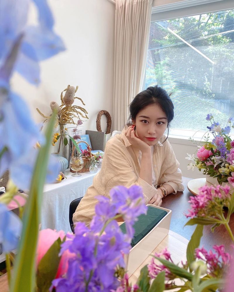 Ji-yeon, a member of the group T-ara and acting as an actor, has revealed a beautiful current situation.Ji-yeon posted two recent photos on SNS on the afternoon of June 17th.The photo shows Ji-yeon looking at the camera with his chin on his chin, and Smile, which makes viewers feel better, attracts attention.Ji-yeon is communicating with fans via YouTube.hwang hye-jin