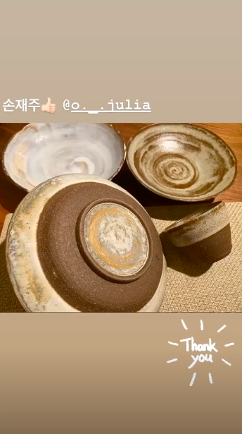 Actor Song Hye-kyo flaunted his sticky friendship with Ock Joo-hyunSong Hye-kyo posted a picture on his SNS story on the afternoon of the 17th and said, The best of the damage.When she sees the photo she has released, her own pottery bowl is taken nicely.Song Hye-kyo thanked Ock Joo-hyun for giving him a Gift with an emoticon sticker called Thank you.Ock Joo-hyun and Song Hye-kyo are sister and sister of one year old, but their debut is similar and they have been steaming friendship for more than 20 years.Song Hye-kyo SNS