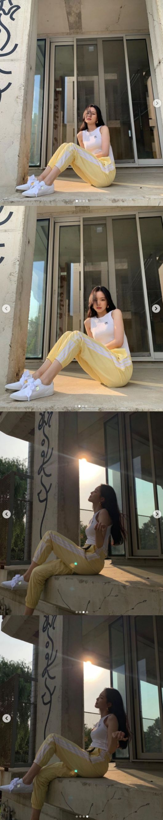 Girl group Apink member Son Na-eun showed off his beautiful looks, which became a picture even though he just shot.Son Na-eun posted photos of an Exercise suit brand and photos on his personal SNS on Thursday.Son Na-eun in the open photo is wearing a yellow training pants in a sleeveless white T-shirt.Despite the comfortable Exercise suit, the atmosphere reminiscent of the picture overwhelmed the gaze.Son Na-eun is currently appearing in the MBC tree drama I want to eat with you as a jinno.son na-eun social media