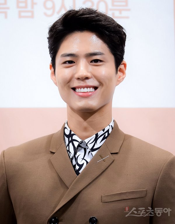 Park Bo-gum is about to announce his fan song. It is a special gift for his fans.Park Bo-gum prepared a song gift called All My Love with a heart for fans, Blossom Entertainment, a subsidiary company, said on its official SNS account on the 16th. All My Love was written, composed and produced by singer-songwriter Sam Kim, and a song with a sweet voice unique to Park Bo-gum in a lyrical melody.