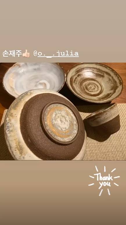 Actor Song Hye-kyo bragged to musicalActor Ock Joo-hyun for a ceramic ware GiftSong Hye-kyo posted a photo on his Instagram story on Thursday, tagging Ock Joo-hyuns Instagram account, saying it was Chan the Son.In the public photos, there was a set of ceramic ware bowls.Ock Joo-hyun is known to be a hobby of pottery, and it seems that Ock Joo-hyun made it himself and Gifted.