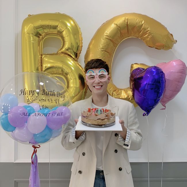 Actor Park Bo-gum has expressed his gratitude to fans for celebrating his 28th birthday.Park Bo-gum posted a picture on Instagram on the 16th with the article Thank you all for celebrating my birthday, I sincerely thank you! Bless you.The photo showed Park Bo-gum holding his birthday Cake, smiling and thanking him in a room decorated with Park Bo-gums initial balloon.Especially, Bogham bless all your days, You are born to be loved, I sincerely congratulate your birthday, and so on.On the other hand, Park Bo-gum will release the fan song All My Love in time for its debut anniversary on August 10th.Photo Park Bo-gum SNS
