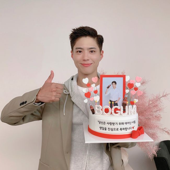 Actor Park Bo-gum has expressed his gratitude to fans for celebrating his 28th birthday.Park Bo-gum posted a picture on Instagram on the 16th with the article Thank you all for celebrating my birthday, I sincerely thank you! Bless you.The photo showed Park Bo-gum holding his birthday Cake, smiling and thanking him in a room decorated with Park Bo-gums initial balloon.Especially, Bogham bless all your days, You are born to be loved, I sincerely congratulate your birthday, and so on.On the other hand, Park Bo-gum will release the fan song All My Love in time for its debut anniversary on August 10th.Photo Park Bo-gum SNS