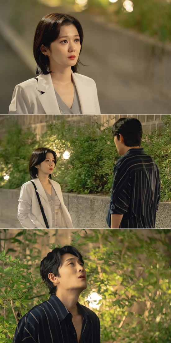 Jang Na-ra and Go Joon explosion the faint Feeling with a sad eye, amplifying the curiosity of what happened to the two.TVNs tree drama Oh My Baby (hereinafter).Omabe will unveil a two-shot with a perfect eye contact between Jang Na-ra (Zhang and Station) and Go Joon (Han I-sang Station) before the 11-12th broadcast on the 17th, and foreshadow the moistening of the home theater.In the last broadcast, Zhang and Han Sang showed a love affair that poured salt inside and outside the company and painted the house theater in pink.However, as the time bomb that did not know when to explode exploded, Zhang and his shaking eyes, who learned that more than one was infertile, were included in the ending, and predicted that the happiness of the two would crack.Jang Na-ra and Go Joon in the still-released steel show each others heartfelt Feeling, which focuses attention.The two people who meet their eyes with a faint eye without taking their eyes off each other stimulate the tear glands of the viewer.Jang Na-ra is holding his gaze to Go Joon with a tearful eyeball, and Go Joon is staring into the air with a lonely eye that swallows sadness, raising the Azan index of the strange couple to the peak.Moreover, Jang Na-ra is making a look like she is crying at any moment.I wonder why the couple who have peaked in Feeling toward each other have looked at each other, and whether Go Joons infertility has become a stumbling block to the romance of the couple.The couple, who had a heart-wrenching excitement and sweetness in the house theater, come to me today with a heart-wrenching romance, the production team said. Jang Na-ra and Go Joon caught the Feeling line from rehearsal to script, focusing on the scene that requires delicate Feeling Acting.The two of them then explosed Zhang and Han Sang-soos desperate Feeling and worked hard to make the film a breathless place.Photo = tvN