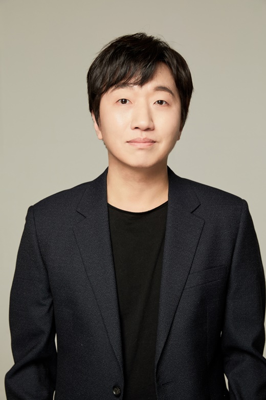 Actor Lee Chang-hoon joins Park Bo-gum lead role in Youth RecordMystic Story, a subsidiary company, said on the 18th, Lee Chang-hoon will appear on the cable channel tvN new Mon-Tue drama Youth Record.Youth Record is a work that contains the growth history of youths who try to achieve dreams and love without despairing on the wall of reality.Park Bo-gum, Park So-dam and other casting news have been reported before the start of the topic is gathering a lot of topics.Lee Chang-hoon played Lee Tae-soo, the representative of model agency in the drama.Lee Tae-soo is a realistic figure moving for profit and is going to enrich the drama by confronting Park Bo-gum.Lee Chang-hoon has shown his unique character digestion through the drama Black Dog, Spring Night and Bob Good Sister.Especially, he captivates the house theater with his life-friendly acting that naturally permeates the drama, and his expectation is more focused on his performance to show through this work.The Youth Record is scheduled to air in the second half of this year.