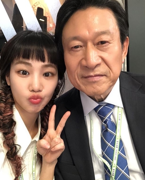 Friendly two shots by Han Ji-eun and Kim Eung-soo have been released.Actor Han Ji-eun posted on his Instagram account on June 18, Lee Gil-dong!I can not call Father ... I secretly posted a picture with Father. The photo shows Han Ji-eun and Kim Eung-soo posing flexibly on MBC tree drama Lame Internet.The warm appearance of the senior and junior highs a smile.kim myeong-mi