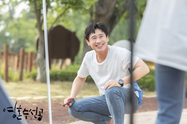 Soul repairman Shin Ha-kyun and Jung So-min were seen healing in nature after leaving Camping.KBS 2TV Tree Drama The Soul Soo-Gong (playplayed by Lee Hyang-hee / directed by Yoo Hyun-ki / production monster union) released Camping Day Steel Series cut by Lee Si-jun (Shin Ha-kyun) and Han Space (Jung So-min) on June 18.The soul-su-sun-gong is a mental prescription that tells the story of psychiatrists who believe that they are not treating people who are sick.Acting actors such as Shin Ha-kyun, Jung So-min, Tae In-ho, and Park Ye-jin are the works of Lee Hyang-hee, Brain, God of Study, and My Daughter Seo Young-yi, who are in harmony with PD Yoo Hyun-ki.In the last 25-26 broadcasts, the collimation and space were drawn to Danger respectively.The collimation, which conducted podcast live to save Nas nurse (Seo Eun-ah), was eventually referred to the disciplinary committee in exchange for ignoring the hospital procedures, and Space was shocked to learn that his disease name, which no one had told him, was a Border Personality Disorder.In the SteelSeries, which was released among them, the collimation and space were seen leaving the hospital and camping in nature.The two people are relieved to see the Danger who have been in the tent for a while, such as eating and cooking.The camping ground, which has since become dark and dark, creates tensions by forming an unusual person between the two.It turns out that a piece of paper in their hands suddenly changed the minute, amplifying the question of what this paper is and what it will say in it.pear hyo-ju